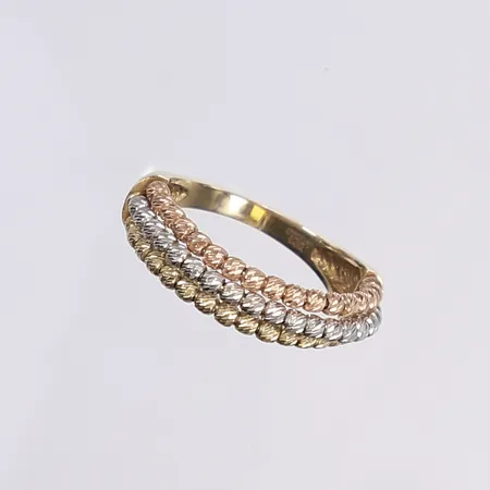 Ring, trefärgad, stl 17½, bredd 2-5mm, något ojämn skena, 14K Vikt: 3,1 g