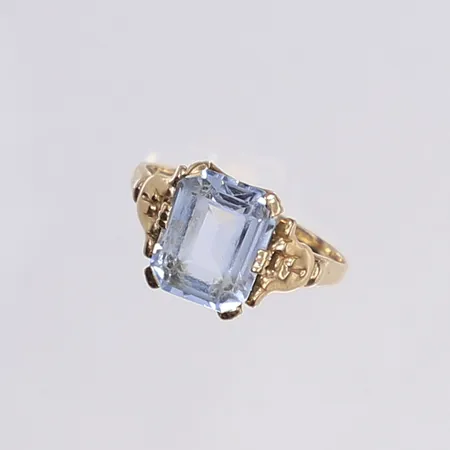Ring med blå sten, stl 16¼, bredd 1-10mm, 18K Vikt: 2,1 g