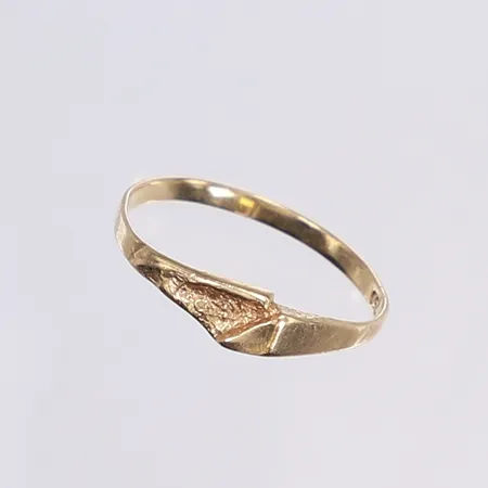 Ring, stl 19¾, bredd 2-5mm, ojämn skena, 18K Vikt: 1,4 g