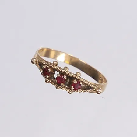 Ring med röda stenar, stl 19, bredd 3-6mm, bucklig, 18K Vikt: 2,2 g