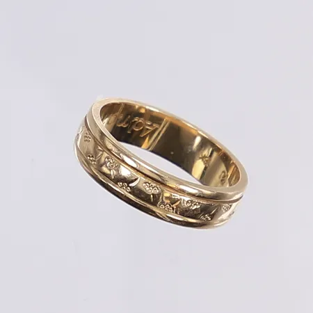 Ring, stl 17¼, bredd 5mm, gravyr, 18K Vikt: 5,7 g