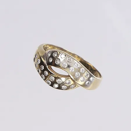 Ring med vita stenar, stl 18½, bredd 3-10mm, något bucklig, 14K Vikt: 3,6 g