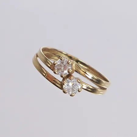 Ring med vita stenar, stl 17¼, bredd 3-7mm, 18K Vikt: 0,9 g