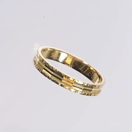 Ring, stl 20¼, bredd 4mm, gravyr, 18K Vikt: 3,9 g