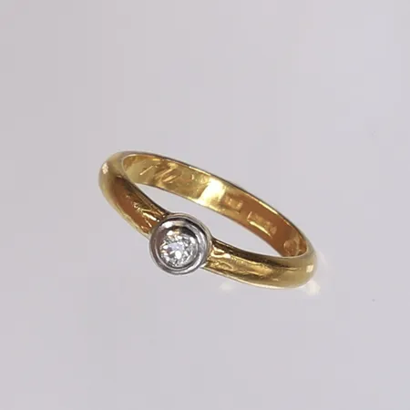 Ring med diamant, ca tot 0,05ct, stl 16, bredd 3mm, gravyr, 23K Vikt: 3,8 g