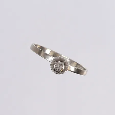 Ring med vit sten, stl 17¼, bredd 1,5mm, vitguld, 18K Vikt: 1,1 g