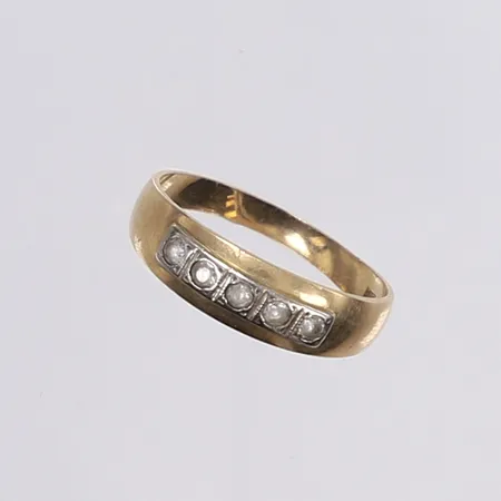 Ring med vita stenar, stl 16¾, bredd 2,5-5mm, 18K Vikt: 1,5 g