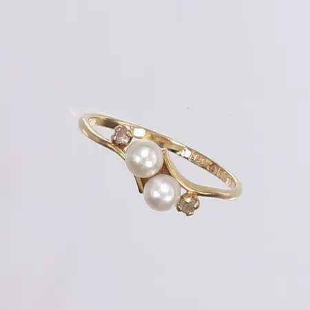 Ring med vita stenar och pärlor, stl 18¾, bredd 1-6mm, 18K Vikt: 1,7 g