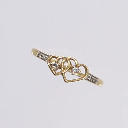 Ring med diamanter totalt ca 0,04ctv, stl 15¼, bredd 1-6mm, 18K Vikt: 1,5 g