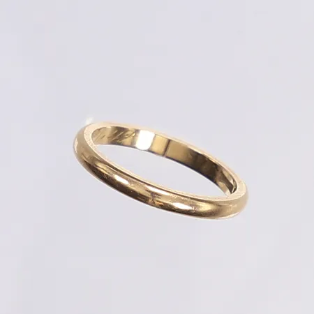 Ring, slät, stl 17¼, bredd 2,5mm, gravyr, 18K Vikt: 3,5 g