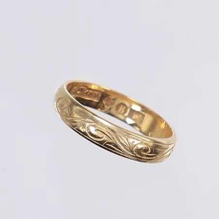 Ring, mönstrad, stl 17¼, bredd 4mm, gravyr, 18K Vikt: 3,4 g