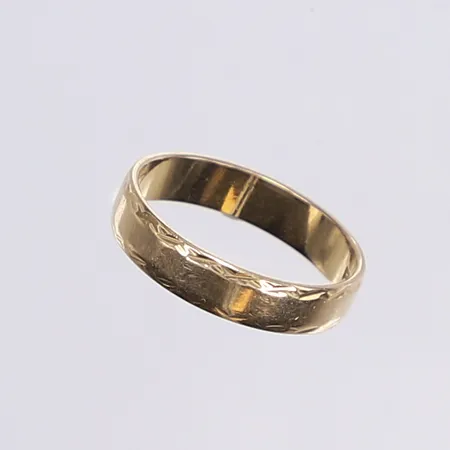 Ring, stl 16¾, bredd 4mm, gravyr, 18K Vikt: 2,7 g