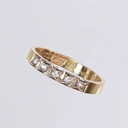 Ring med diamanter 5x ca 0,01ct, stl 16½, bredd 3mm, gravyr, 18K Vikt: 2,3 g