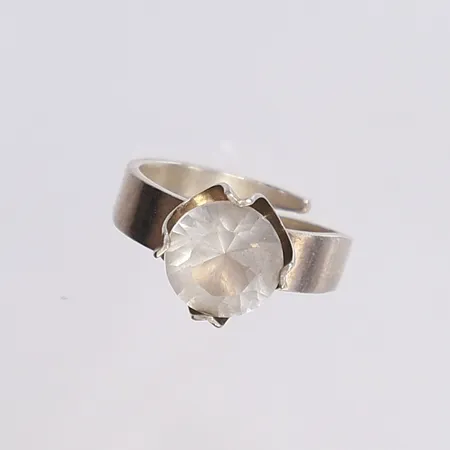 Ring med vit sten, stl 18½ justerbar, bredd 5mm, silver 925/1000  Vikt: 5,1 g