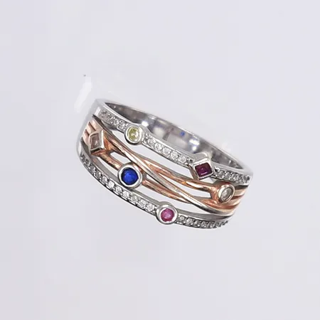 Ring med färgade stenar, stl 19¾, bredd 3-9mm, silver 925/1000 Vikt: 4,7 g