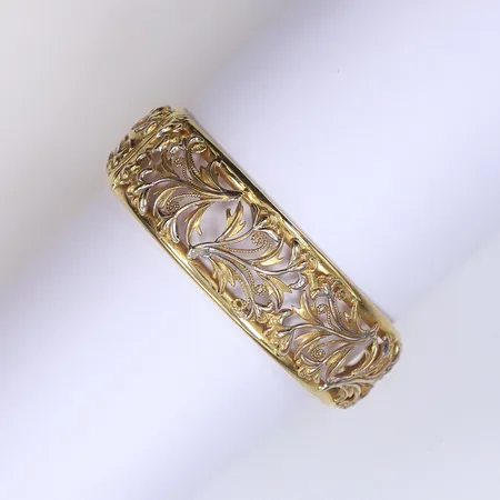 Armring, öppningsbar, genombruten dekor, detaljer i vitguld, Ø65mm, bredd 22mm, 18K Vikt: 41,3 g