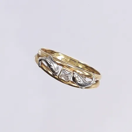 Ring med vit sten, dekor i vitguld av delfiner, stl 17½, bredd 3-5mm, bucklig, GHA, 18K Vikt: 1 g