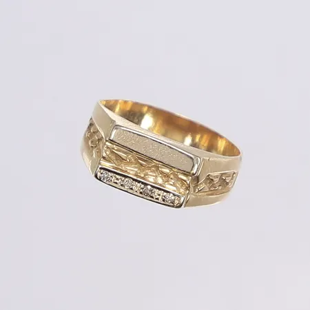 Klackring med diamanter 4x ca 0,01ct, stl 19, bredd 5-8mm, bucklig skena, 18K Vikt: 5,1 g