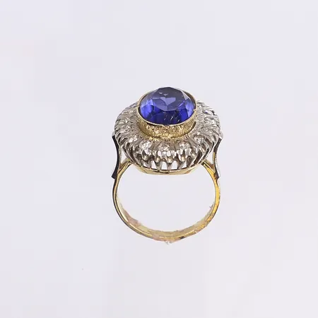 Ring med diamanter 16 x ca 0,03ct samt blå sten troligen glas, stl 18¼, bredd 2-24mm, limrester i skena, blå sten troligen utbytt, vitguld/rödguld, 18K Bruttovikt: 10,5g Vikt: 10,5 g