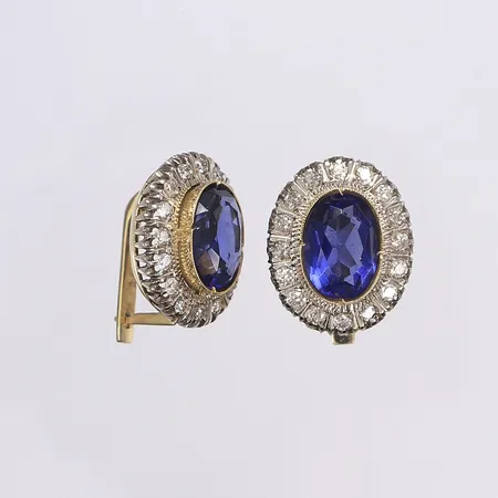 Ett par örhängen med diamanter 32 x ca 0,03ct samt blåa stenar troligen glas, 25x20mm, blå sten troligen utbytt, vitguld/rödguld, 18K Bruttovikt: 19,5g Vikt: 19,5 g