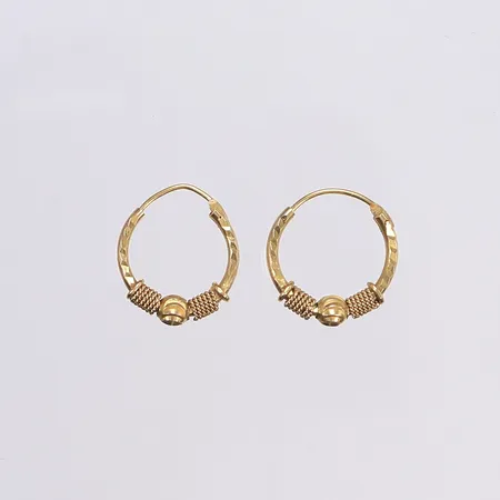 Ett par örhängen, Ø16mm, bredd 2-4mm, något ojämna/buckliga, 21K Vikt: 2,1 g