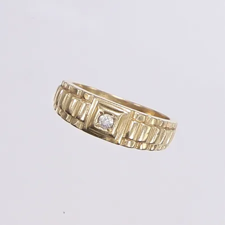 Ring med vit sten, stl 17¼, bredd 3-5 mm, 14K Vikt: 4,7 g