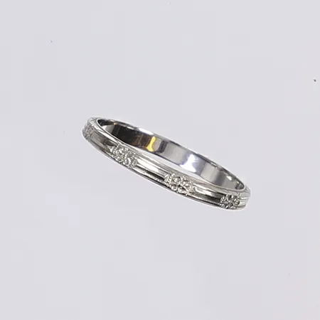 Ring, dekor i form av blommor,, stl 18, bredd 2,5mm, vitguld 18K Vikt: 1,8 g