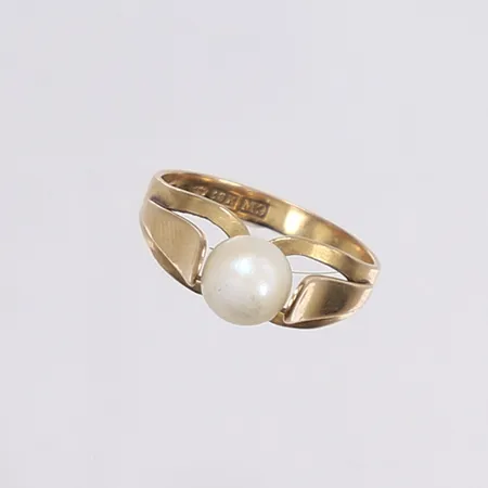 Ring med pärla, stl 16, bredd 2-6mm, slitage på pärla, 18K Vikt: 2,6 g