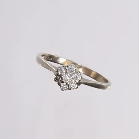 Ring med diamanter 7x ca 0,02ct, stl 16, bredd 2-6mm, en sten sned i fattning, spår av lagning i skenan, vitguld 18K Vikt: 1,8 g