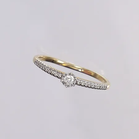 Ring med diamanter 1x ca 0,06ct, 20x ca 0,001ct, stl 19½, bredd 1-4mm, 18K Vikt: 1,9 g