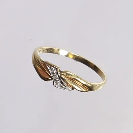 Ring med diamanter 3x ca 0,01ct, stl 17¾, bredd 1,5-5mm, 18K Vikt: 1,5 g