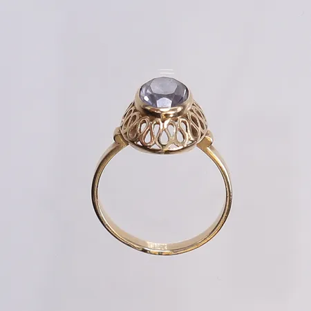 Ring med lila sten, stl 19, bredd 2-16mm, stämplad längs skenans utsida, sten något lös i fattning, 14K Vikt: 4,5 g