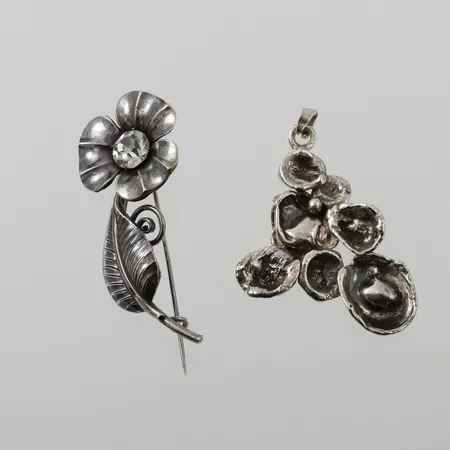 Hänge, höjd 5cm, ostämplat silver 13gram + Brosch stämplad Svensk, höjd 6cm, metall Vikt: 13 g