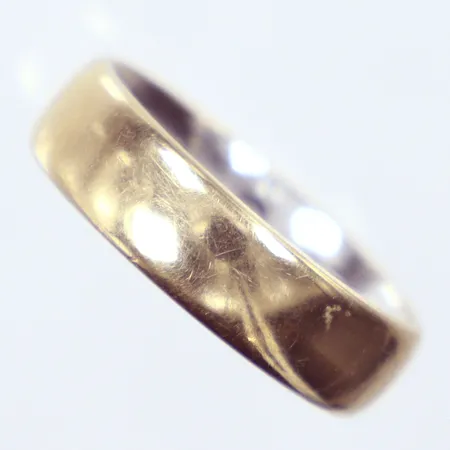 Ring slät Ø17, sliten rodering, gravyr,18k   Vikt: 6,8 g