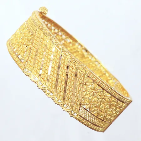 Stelt öppningsbart  armband med skruvlås, något ojämn, Ø57mm, 21k   Vikt: 29,1 g