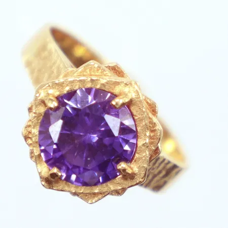 Ring lila sten, Ø16mm, 18k   Vikt: 5,3 g