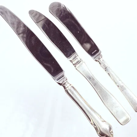 2 smörknivar, 3 dessertknivar 17,5cm, 2 bordsknivar 21,5cm silver 800/1000,  Vikt: 349 g