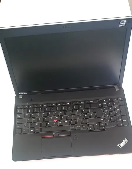 Bärbar dator Lenovo think pad E530 Processor Intel core, Ramminne 8 GB Windows Pro, 64 bitars, fungerar endast med laddaren inkopplad  Skickas med postpaket.