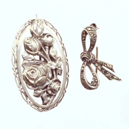 2 broscher saknas markasiter, silver 800/1000 Vikt: 8,2 g