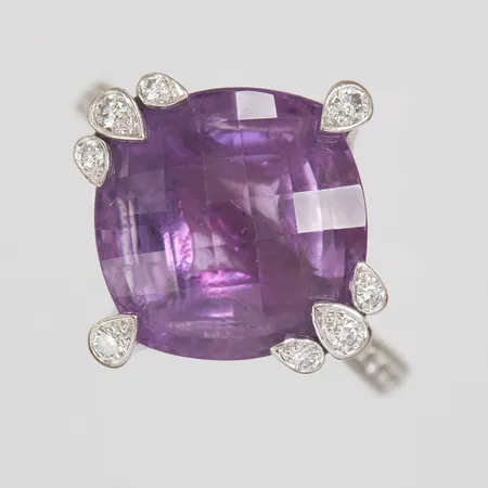 Ring, Cartier, Inde Mysterieuse, checkerslipad ametist, briljantslipade diamanter 14xca0,01ct + 4xca0,02ct + 6xca0,005ct, serienr:ON2854, Ø16, bredd:1,3-16,5mm, vitguld, 18K, inga tillbehör. Vikt: 7,1 g