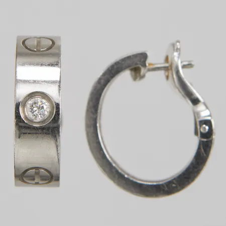 Örhängen, Cartier, Love Earrings, 2 briljantslipade diamanter totalt 0,15ctv, serienr:OJ12775, 18,5x5,5mm, stift/clips, vitguld, 18K, inga tillbehör. Vikt: 12,3 g