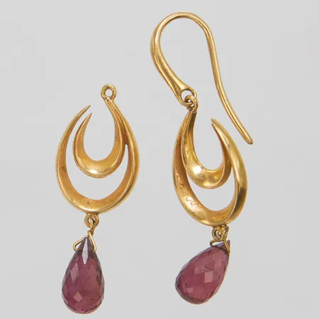 Örhängen med briolettslipade rosa turmaliner, längd: ca.45mm med krok, bredd: 12,3mm, en krok saknas, 18K Vikt: 5,9 g