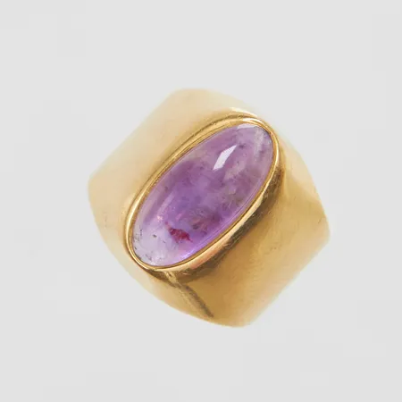 Ring med en cabochonslipad ametist, Ø16½, bredd: 3-16,3mm, svenska stämplar, nagg på ametisten, 18K Vikt: 5,5 g
