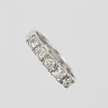 Alliansring med diamanter 5 x ca.0,10ct, Ø17¼, bredd: 3,2-3,5mm, ograverad, repig skena, vitguld, 18K Vikt: 4 g