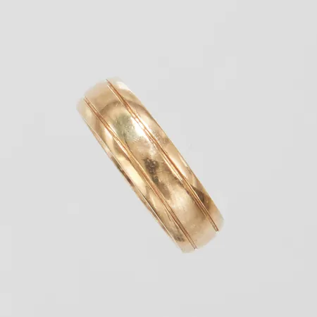 Ring med dekorrand, Ø20, bredd: 6,3mm, personlig gravyr, ostämplad, 14K Vikt: 6,7 g