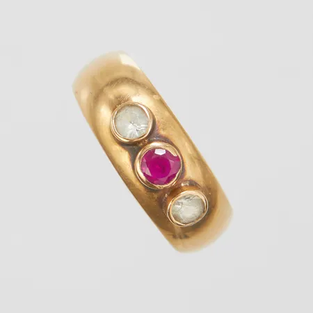 Ring med syntetiska stenar, Ø16½, bredd: 3,8-6,8mm, svenska stämplar, personlig gravyr, en sten skadad, 18K Vikt: 1,9 g