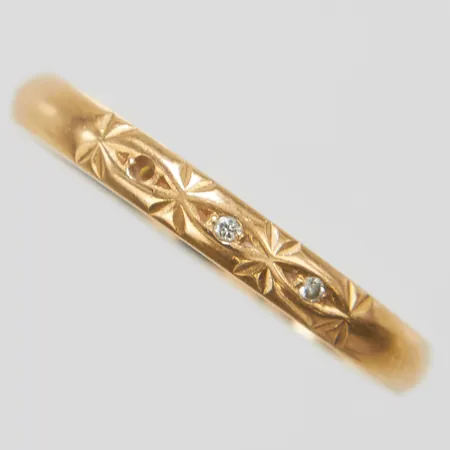 Ring, Ø19+, bredd: 2,6mm, diamanter 2 x ca.0,005ct, svenska stämplar, personlig gravyr, en diamant saknas, 18K Vikt: 2,6 g