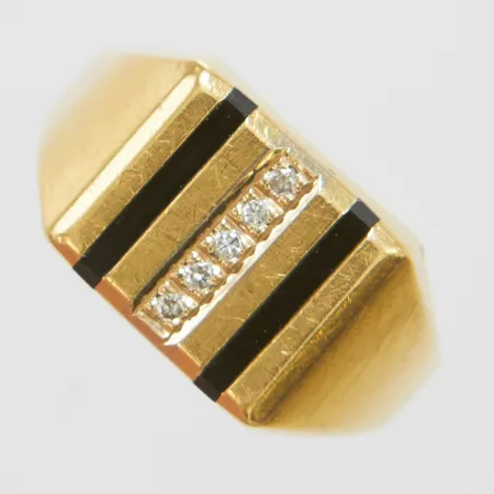 Klackring med onyx samt diamanter 5 x ca.0,01ct, Ø19½, bredd: 3,2-11,2mm, repig, 18K  Vikt: 6,1 g