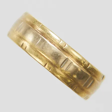 Ring, stl 18, bredd 6mm, slitage, 14K Vikt: 2,6 g