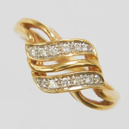 Ring, diamanter 12 x ca 0,01ct, stl 15½, bredd 1,5-9,5mm, 18K Vikt: 3,4 g